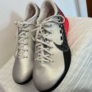 Indoor soccer cleats